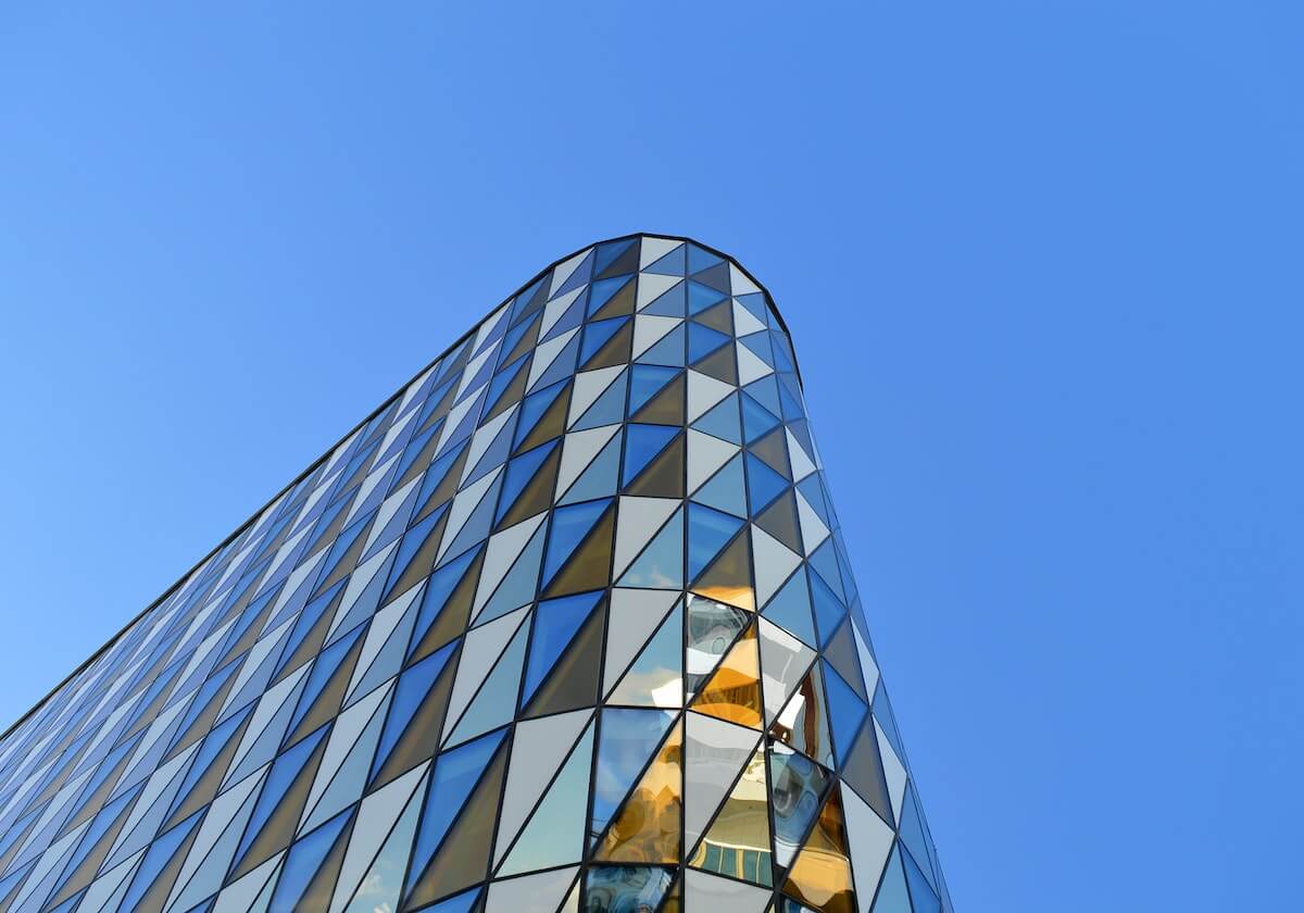 YY漫画读懂靠手上功夫：围绕结尾是不是把复杂问题收成一句话去把描述句和评价句分开（先把链条走通）